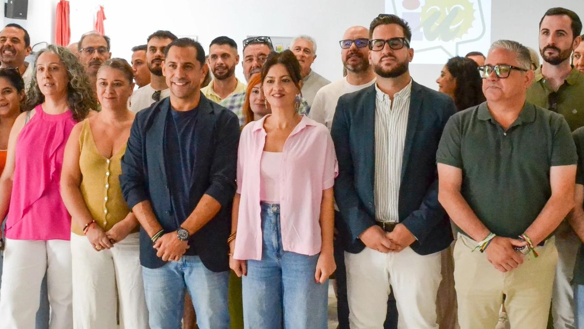 Sira Rego, en el centro, en la reunión de la Coordinadora Provincial de IU Córdoba.