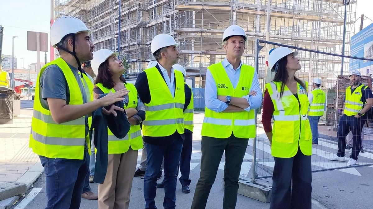 El PSOE denuncia a Rueda ante la Junta Electoral tras la visita a dos promociones de vivienda en Navia, en Vigo