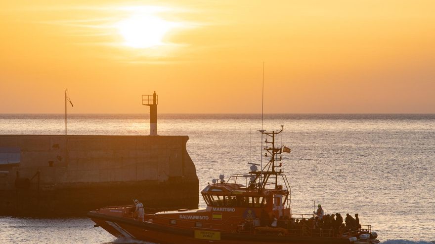 Llegada al puerto de Gran Tarajal, en Fuerteventura, del buque de Salvamento Marítimo Salvamar Izar de 58 personas de origen subsahariano, entre ellas 15 mujeres y dos bebés, rescatadas de una embarcación neumática. EFE/ Carlos De Saá
