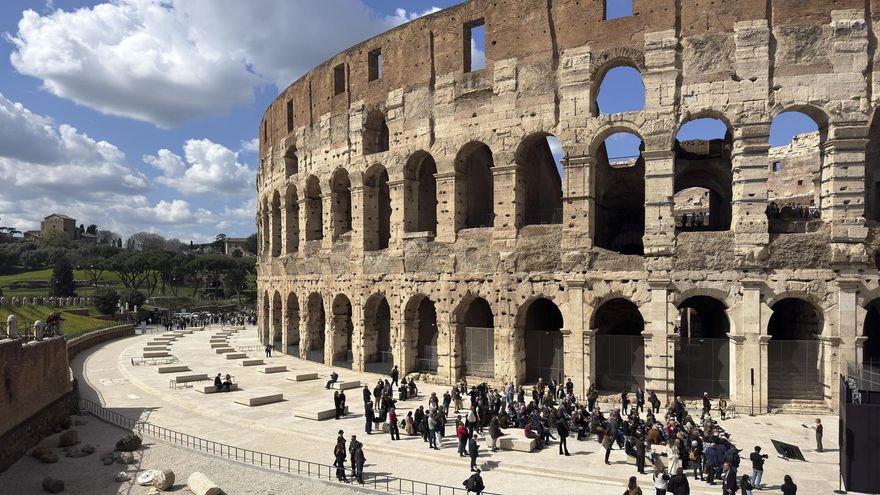 El Coliseo de Roma completa su perímetro original: así es el nuevo y controvertido paseo de mármol