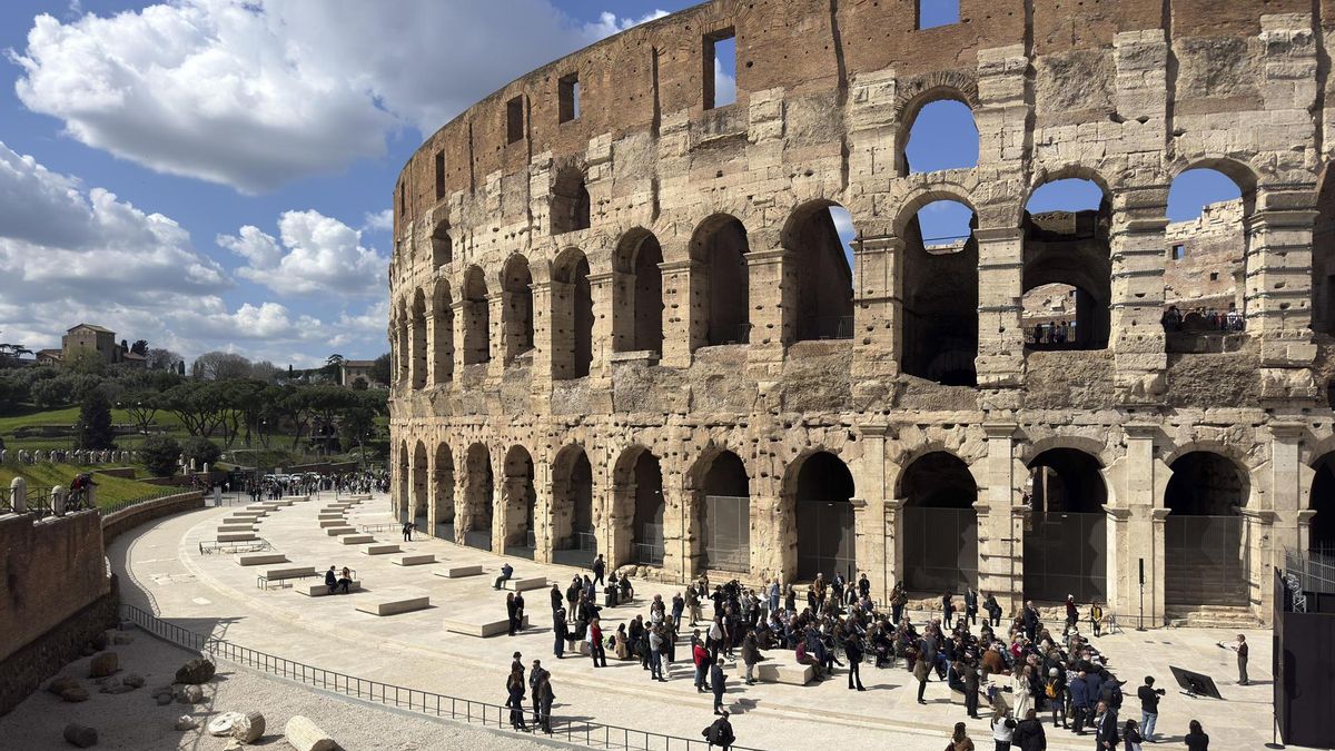 El Coliseo de Roma completa su perímetro original: así es el nuevo y controvertido paseo de mármol