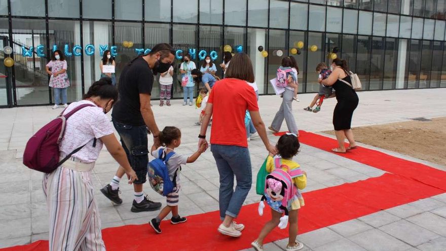 Madres y padres acompañan a sus hijos a la entrada de un colegio en Extremadura