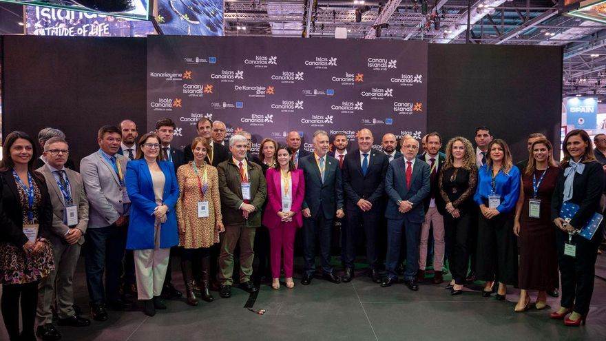 Ángel Victor Torres, junto con el resto de representantes de Canarias en la WTM