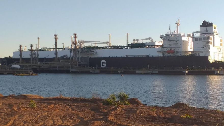 Archivo - Imagen de archivo de un buque en el puerto de Huelva.