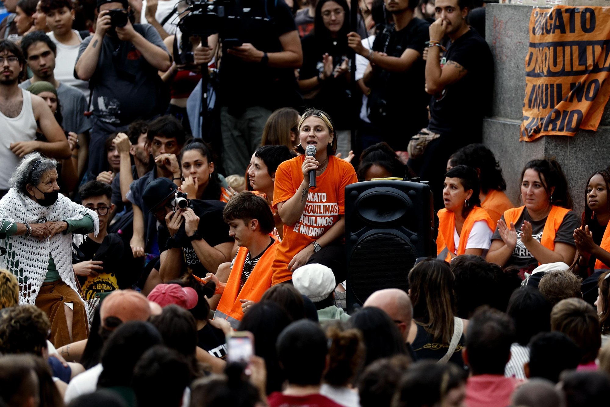 Valeria Racu, portavoz del Sindicato de Inquilinas, durante la asamblea celebrada en la acampada