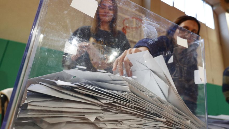 Imagen de archivo (12/05/2024) de los miembros de una mesa electoral en la apertura de las urnas para el recuento de votos, tras el cierre de los colegios electorales en Barcelona. EFE/ Quique García