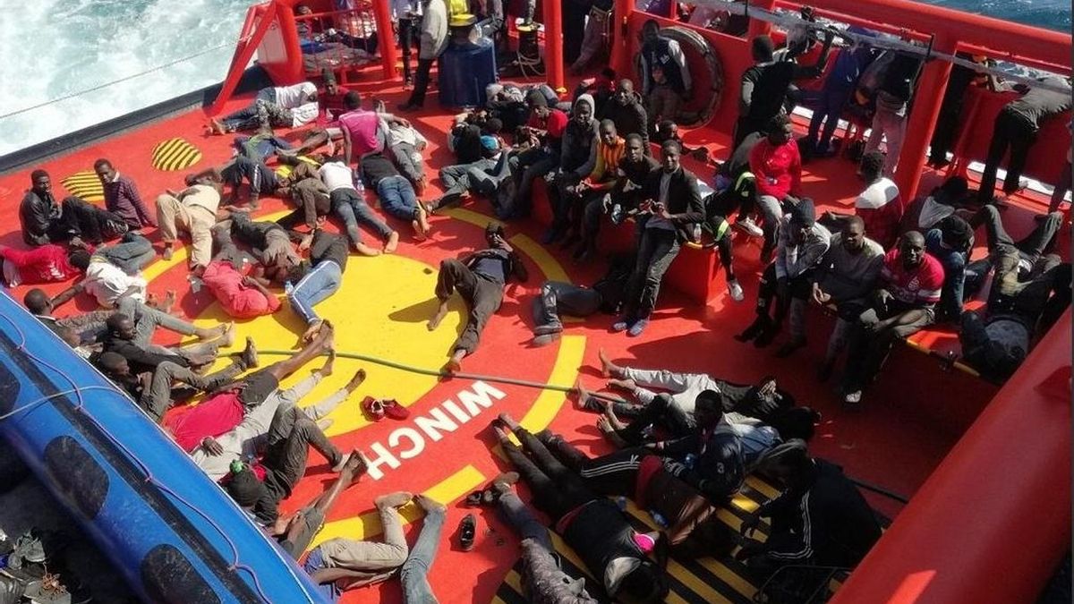 Trasladan a Barbate a 41 personas rescatadas de una patera a tres millas de punta Camarinal