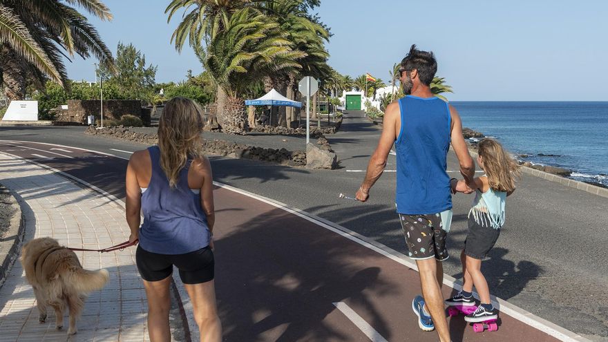 Varias personas pasean en las inmediaciones de la entrada de la residencia de La Mareta en el momento de la llegada del presidente del Gobierno en funciones