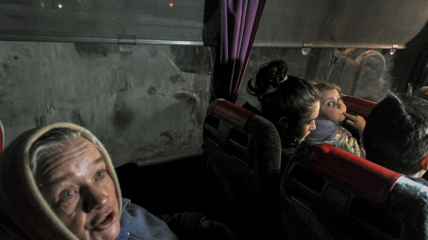 Pasajeros en el interior del autobús en el que han sido evacuados de Mariupol, hasta la frontera con Rusia.