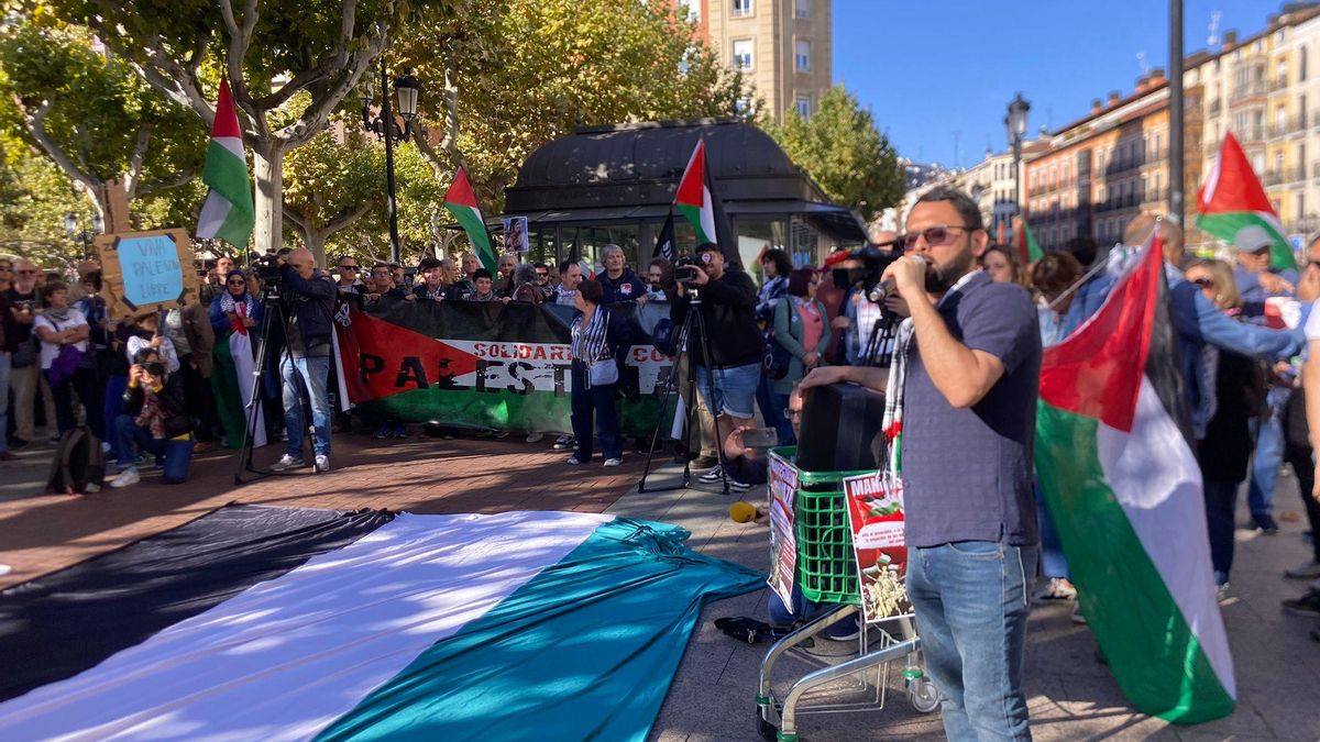 El gazatí Fares Khader alza la voz en la concentración de Logroño durante la huelga por Gaza