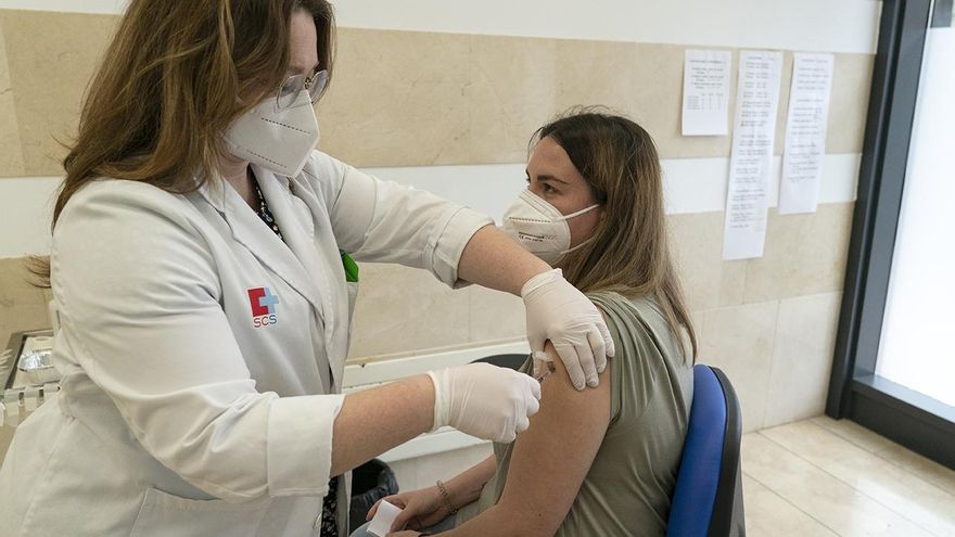 María José Iglesias, docente en Santander, se vacuna contra la COVID.