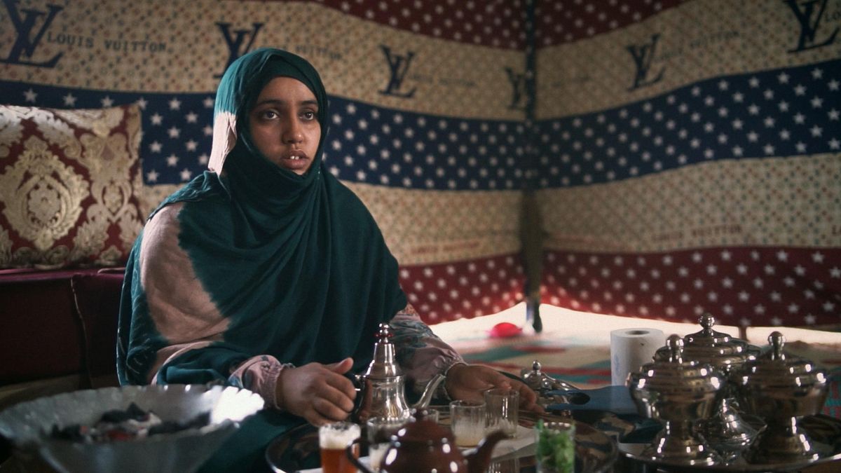 El documental se adentra en la vida cotidiana de los refugiados saharauis que tienen esta patología