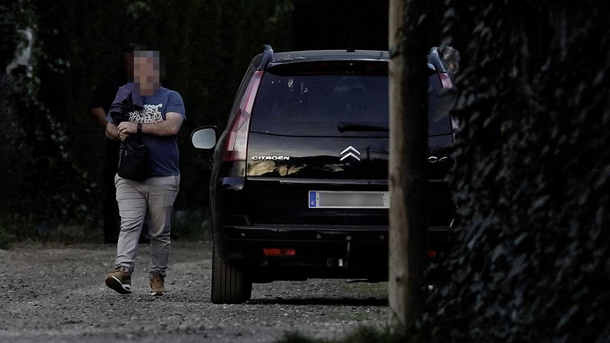 Óscar S.M. (c), único investigado por la muerte de Esther López, abandona el chalé tras la primera inspección de la Guardia Civil.
