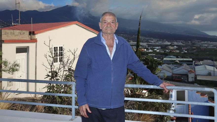 Juan Manuel Batista, constructor de estanques redondos durante 50 años, con el volcán al fondo