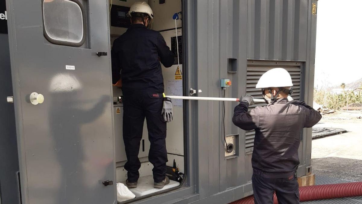 Dos operarios en el momento de accionar los mecanismos de funcionamiento de la central de Hermosilla.