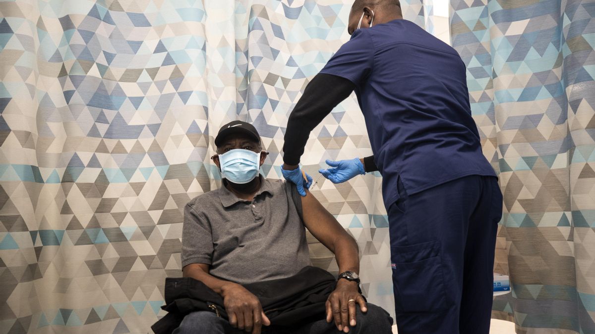 Un hombre fue registrado al ser vacunado contra el coronavirus, en Compton (California, EE.UU.). EFE/Etienne Laurent/Archivo
