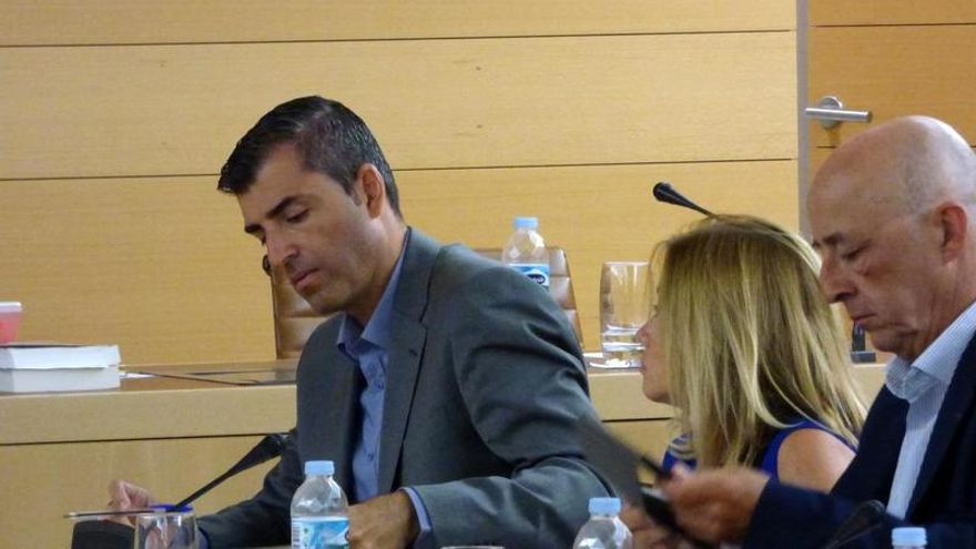 Manuel Domínguez, en un pleno del Cabildo de Tenerife 