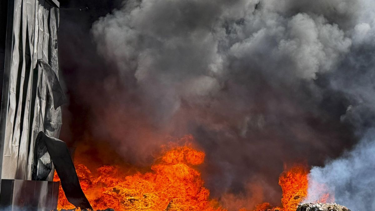 Un incendio en una planta de residuos en Zamora activa el riego por nube tóxica en cuatro pueblos del alfoz