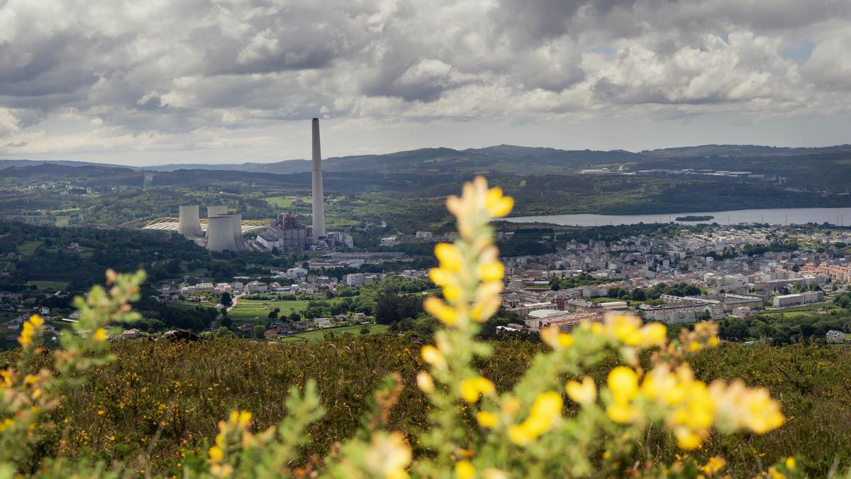 Central térmica de As Pontes desde el monte da Carballeira. A la derecha, el lago artificial que cubre la antigua mina de carbón