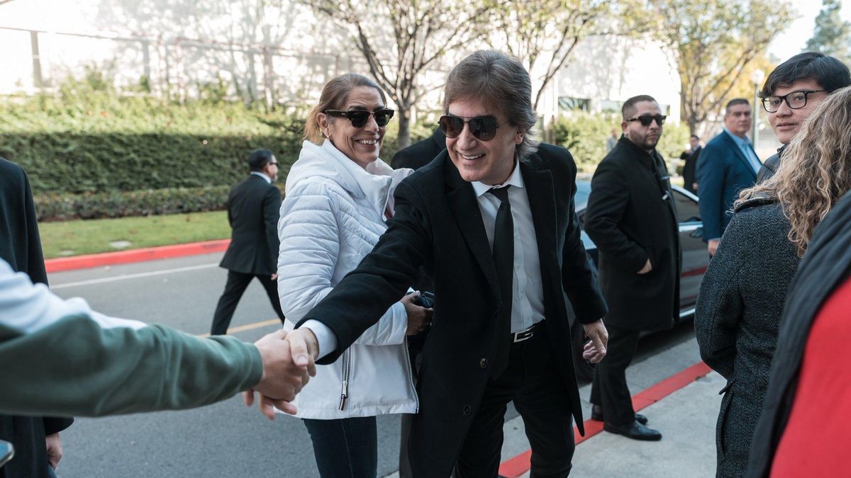 Dante Gebel a la salida de la River Church, la mega iglesia en donde oficia su servicio hace 11 años