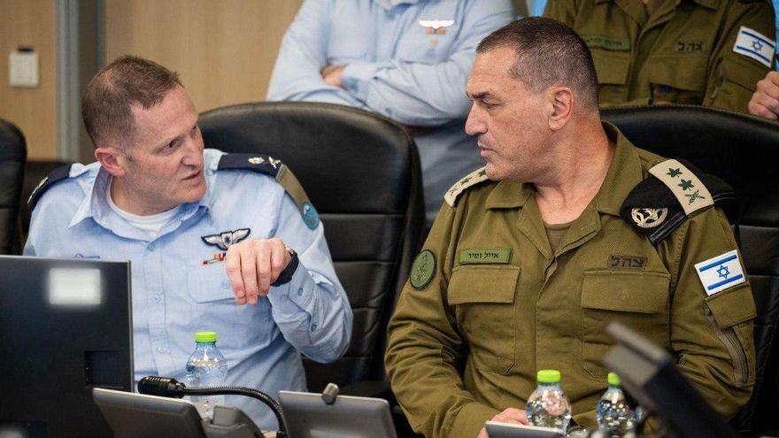 El jefe del Ejército israelí, Eyal Zamir (dcha), supervisa los bombardeos contra Irán en junio de 2025.