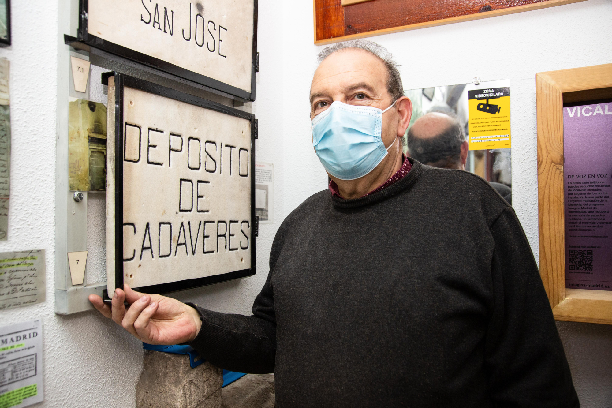 Placa del antiguo depósito de cadáveres del cementerio de Vicálvaro