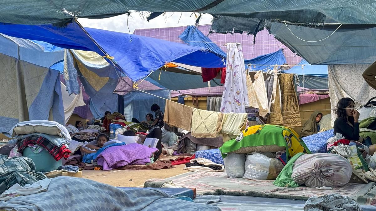 Vista general de un asentamiento de niñas y mujeres que se instaló en agosto en el colegio Reina Sofía en el barrio del Príncipe, en Ceuta.