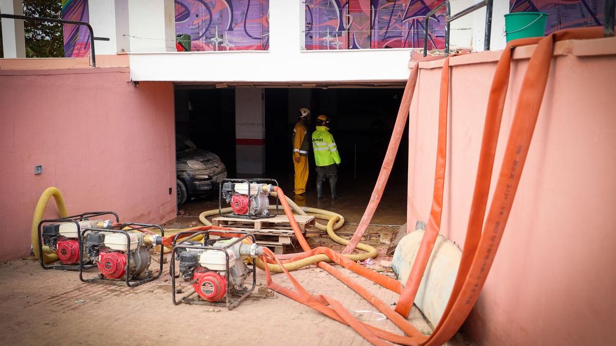 Quatre bombes treuen l’aigua del garatge d’un edifici construït damunt un dels torrents que desemboquen a la Badia d’Eivissa