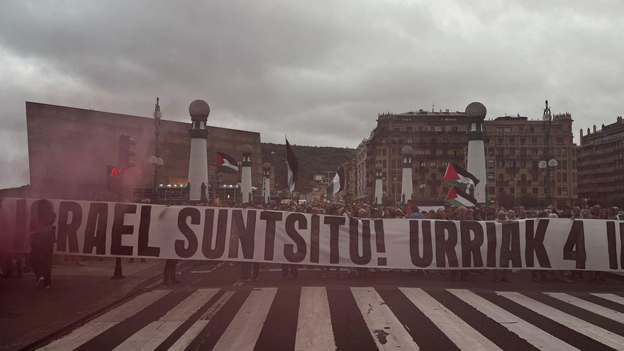 Manifestantes cortan el puente de Zurriola (San Sebastián).