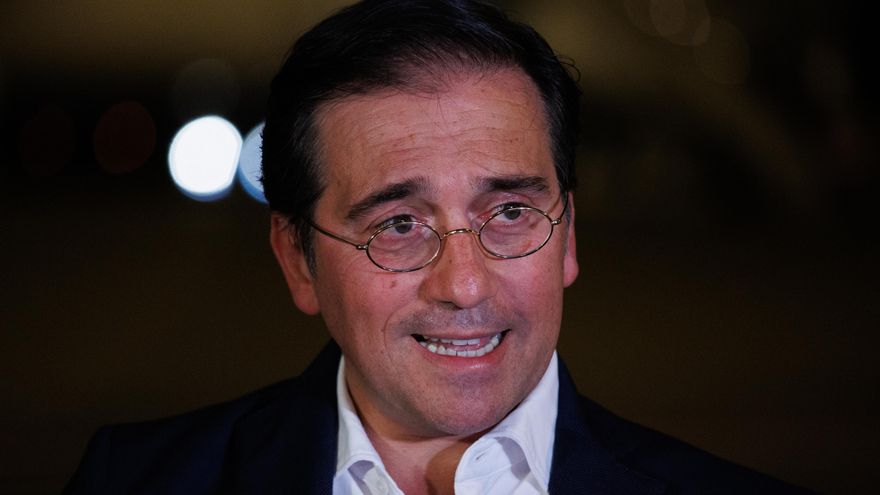 El ministro de Asuntos Exteriores, Unión Europea y Cooperación, José Manuel Albares, ofrece declaraciones a los medios de comunicación, a 10 de agosto de 2022, en Torrejón de Ardoz, Madrid (España).