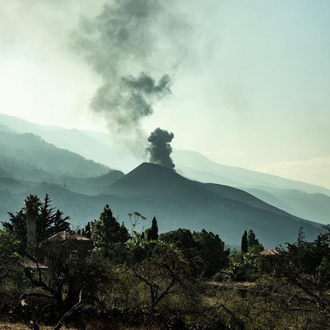 Humaredas tras el freno en la expulsión de magma y cenizas. / FOTO: ANKOR RAMOS
