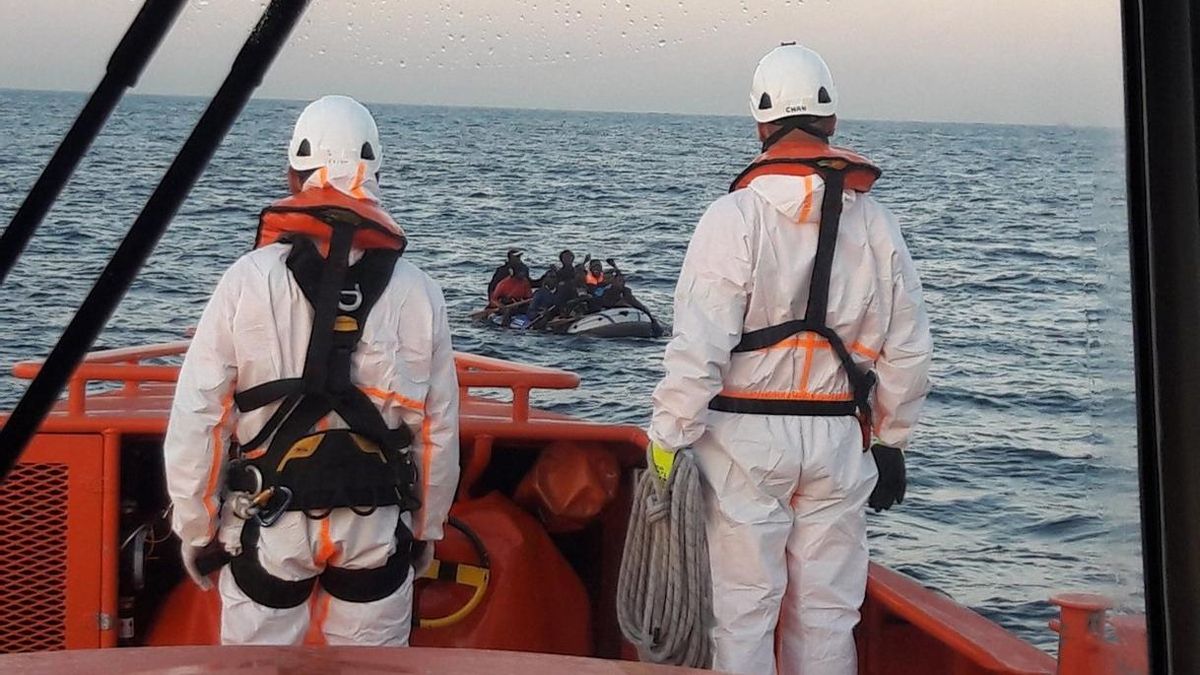 Rescatados 215 migrantes, entre ellos cuatro bebés y cinco menores, de cuatro pateras en aguas de Alborán