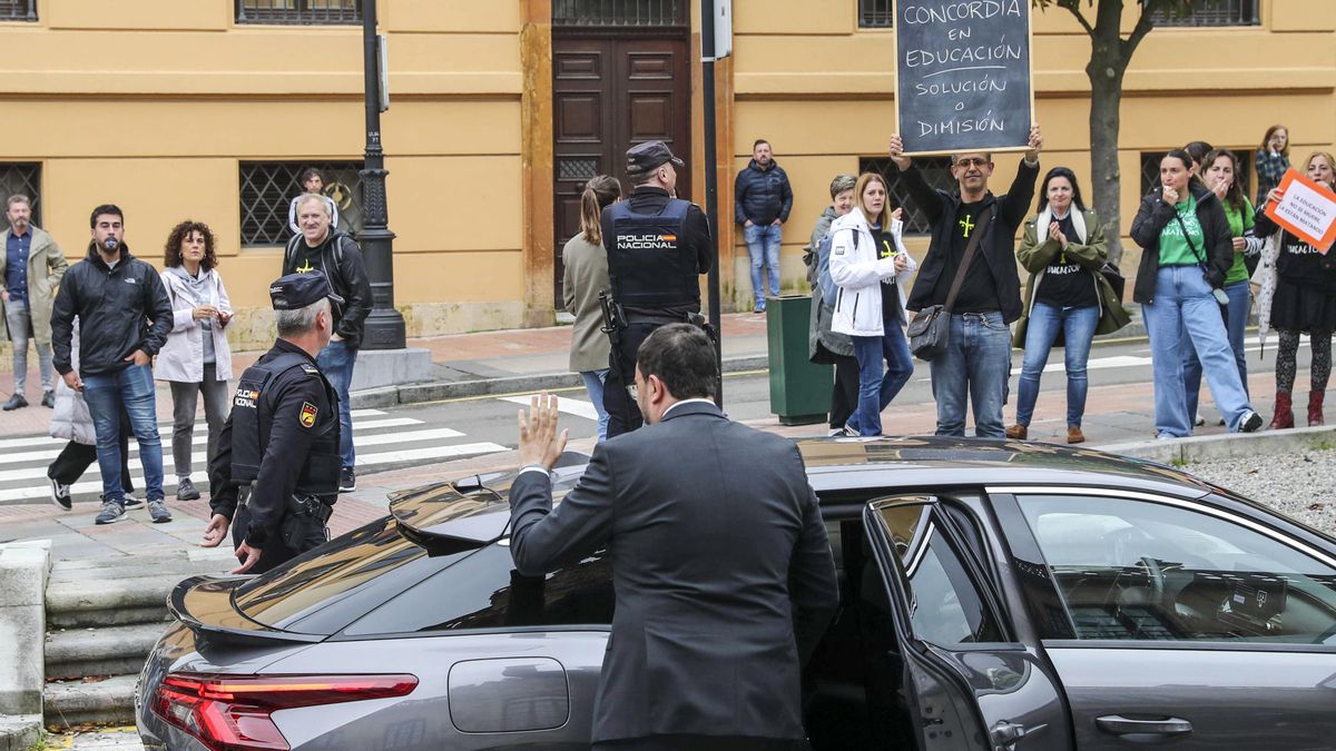 Docentes asturianos recibieron con pitos y pancartas al presidente Barbón a su llegada al Hotel de la Reconquista en Oviedo.