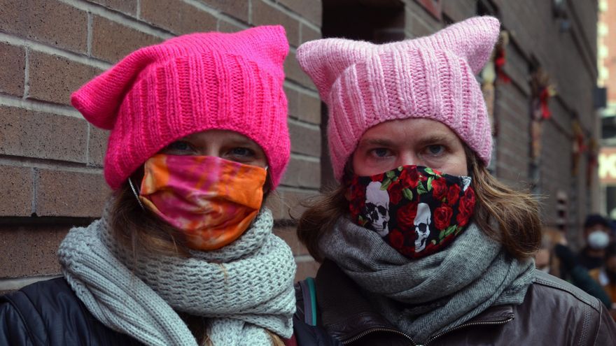 Megan y Leslie Dickert haciendo cola en un centro electoral de Nueva York