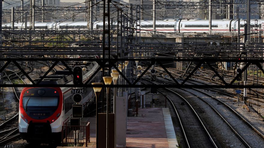 Vista de las vías de tren en las inmediaciones de la estación madrileña de Atocha. EFE/Emilio Naranjo/Archivo