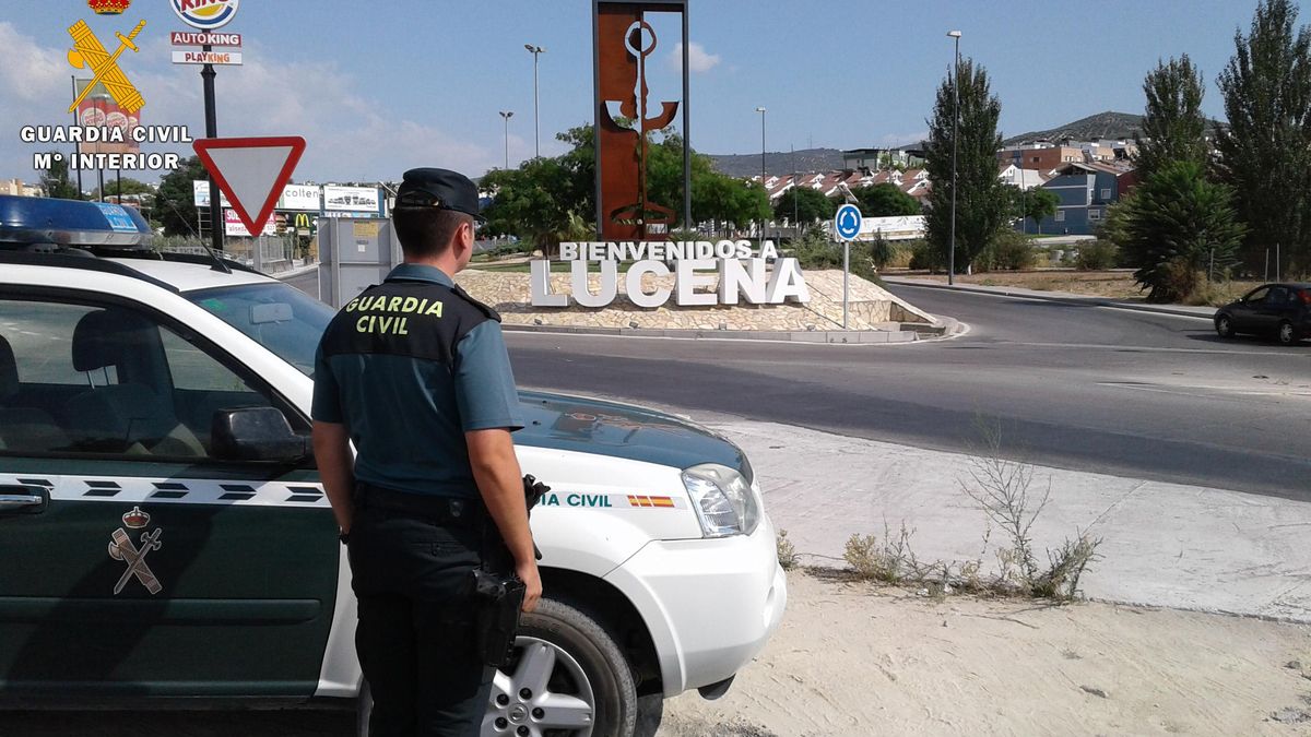 Aceleran en un control de la Guardia Civil, chocan contra mobiliario urbano y acaban detenidos tras agredir a los agentes