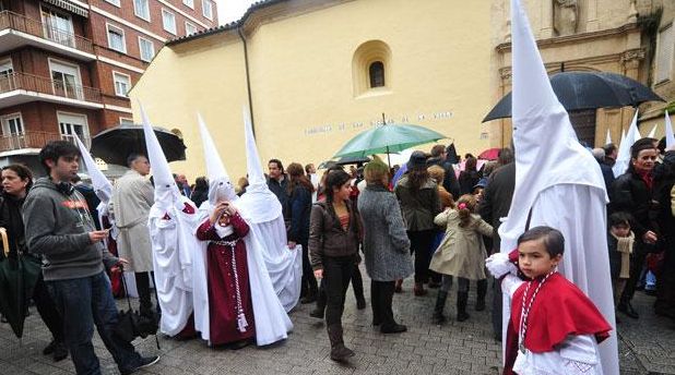 Paraguas en San Nicolás un lunes santo