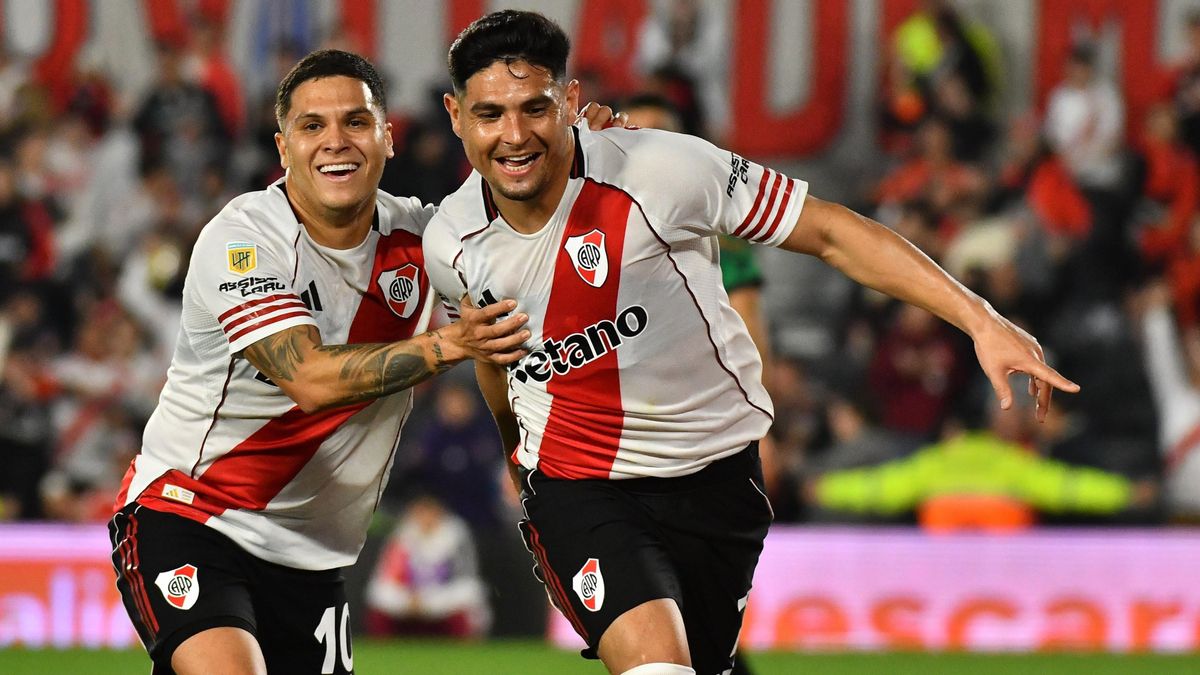 Juanfer Quintero y Maxi Salas celebran el segundo gol de River ante San Martín de San Juan.