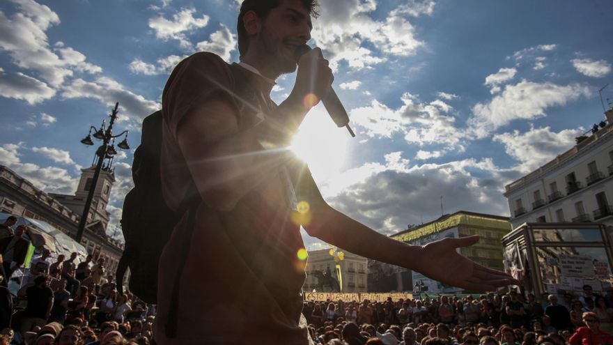 20/05/2011. Un joven participando en una asamblea en la Puerta del Sol.