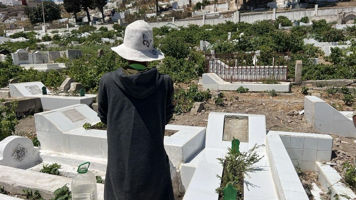Malika, amiga de Faten, en el cementerio. A la derecha, la tumba de la joven.