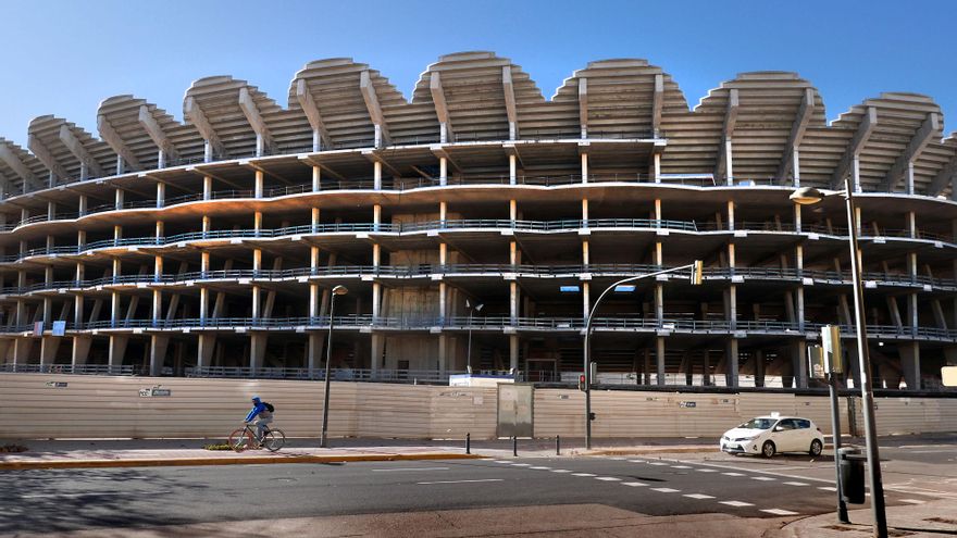 Ultimátum de los vecinos al Valencia CF: si no acaba el nuevo estadio con los fondos de La Liga pedirá la demolición de las gradas ilegales de Mestalla