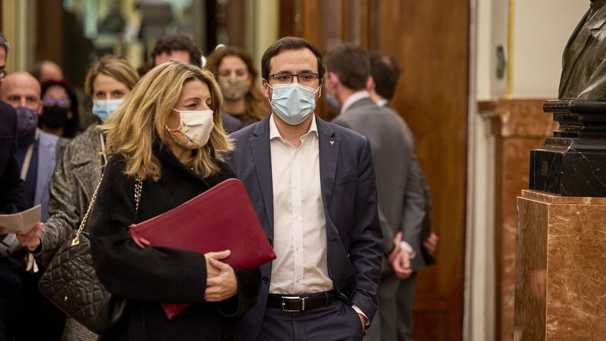 Yolanda Díaz y Alberto Garzón, en los pasillos del Congreso.