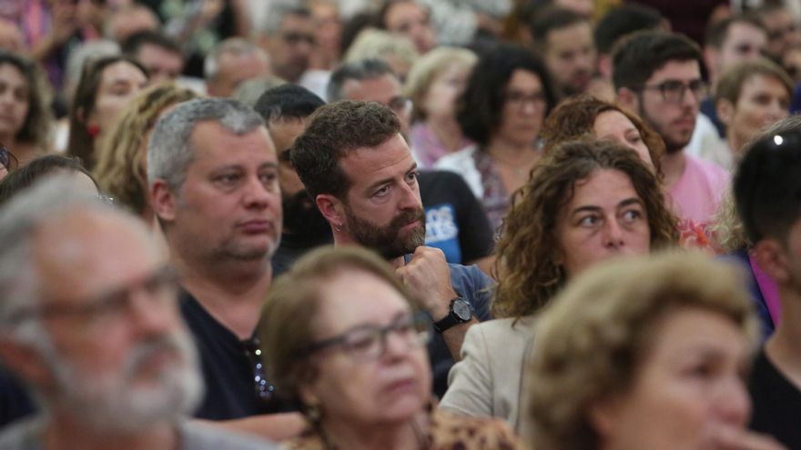 Juan Márquez, viceconsejero de Cultura del Gobierno de Canarias en el acto de Sumar, junto a la viceconsejera Gema Martínez y el secretario de Organización de Podemos en Canarias, César Merino.