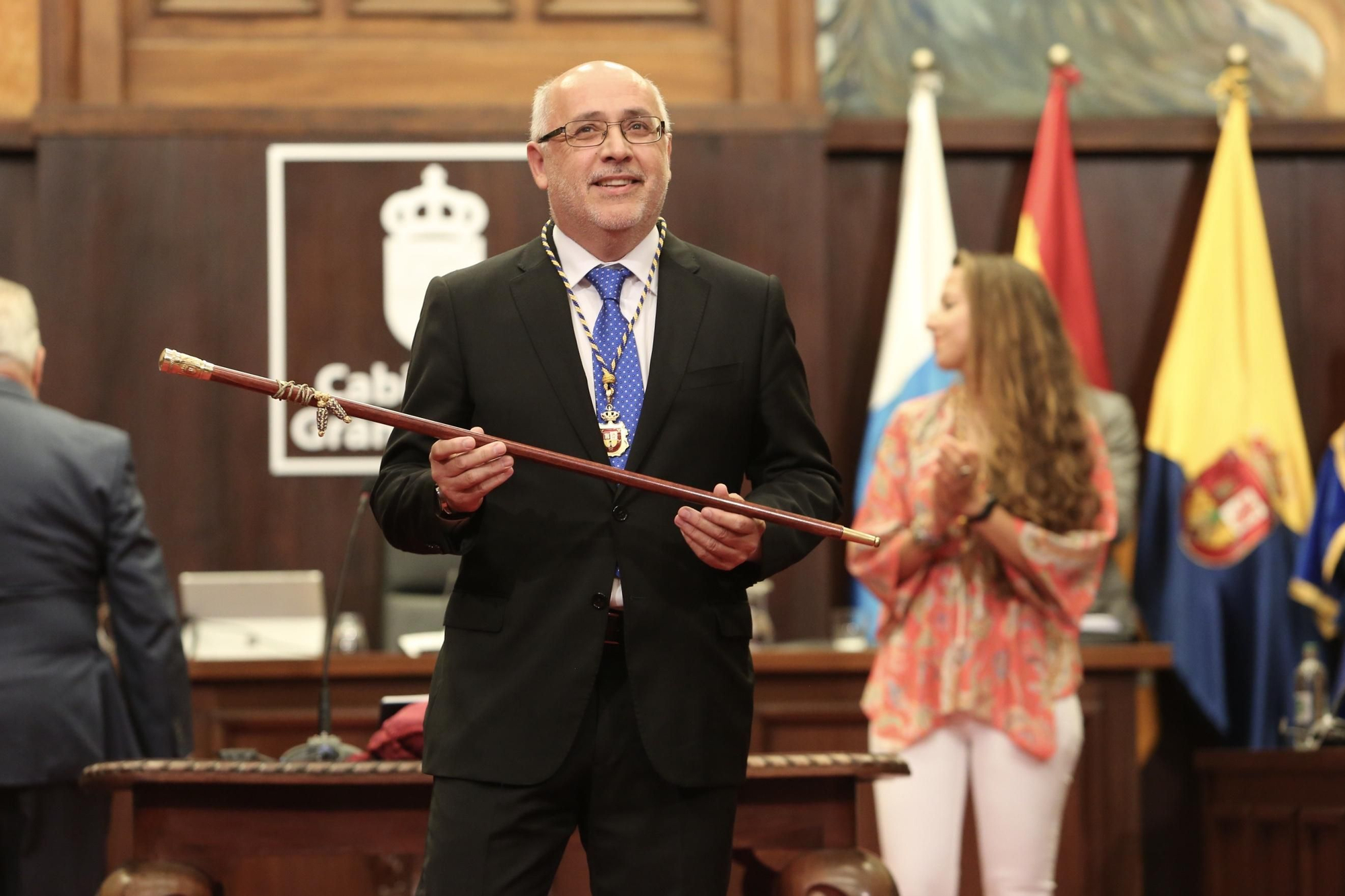 Antonio Morales, con el bastón de mando del Cabildo de Gran Canaria. (ALEJANDRO RAMOS)