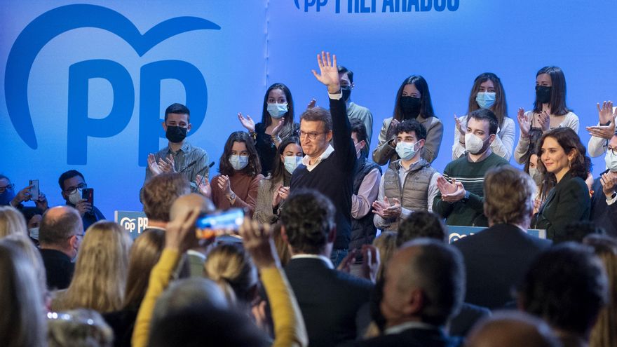 El presidente de la Xunta de Galicia y precandidato a la presidencia del PP nacional, Alberto Núñez Feijóo, y la presidenta de la Comunidad de Madrid, Isabel Díaz Ayuso, en un encuentro de afiliados en Novotel Madrid Center, a 15 de marzo de 2022, en Madrid (España). Esta es una de las citas que está llevando a cabo Feijóo por la geografía española para presentar su proyecto de partido en las 17 Comunidades leer más Autónomas antes del XX Congreso Nacional extraordinario de la formación, que tendrá lugar entre el 1 y 2 de abril en Sevilla.