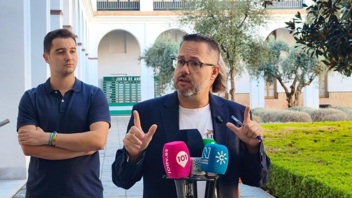 El portavoz de Adelante Andalucía, José Ignacio García, en una atención a los medios en el Parlamento.