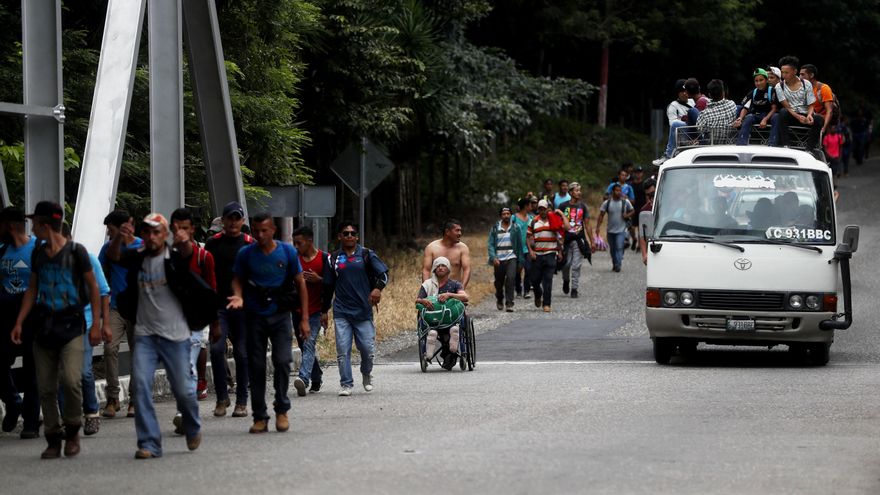 Un ola de familias migrantes de Centroamérica huye del acoso de las pandillas