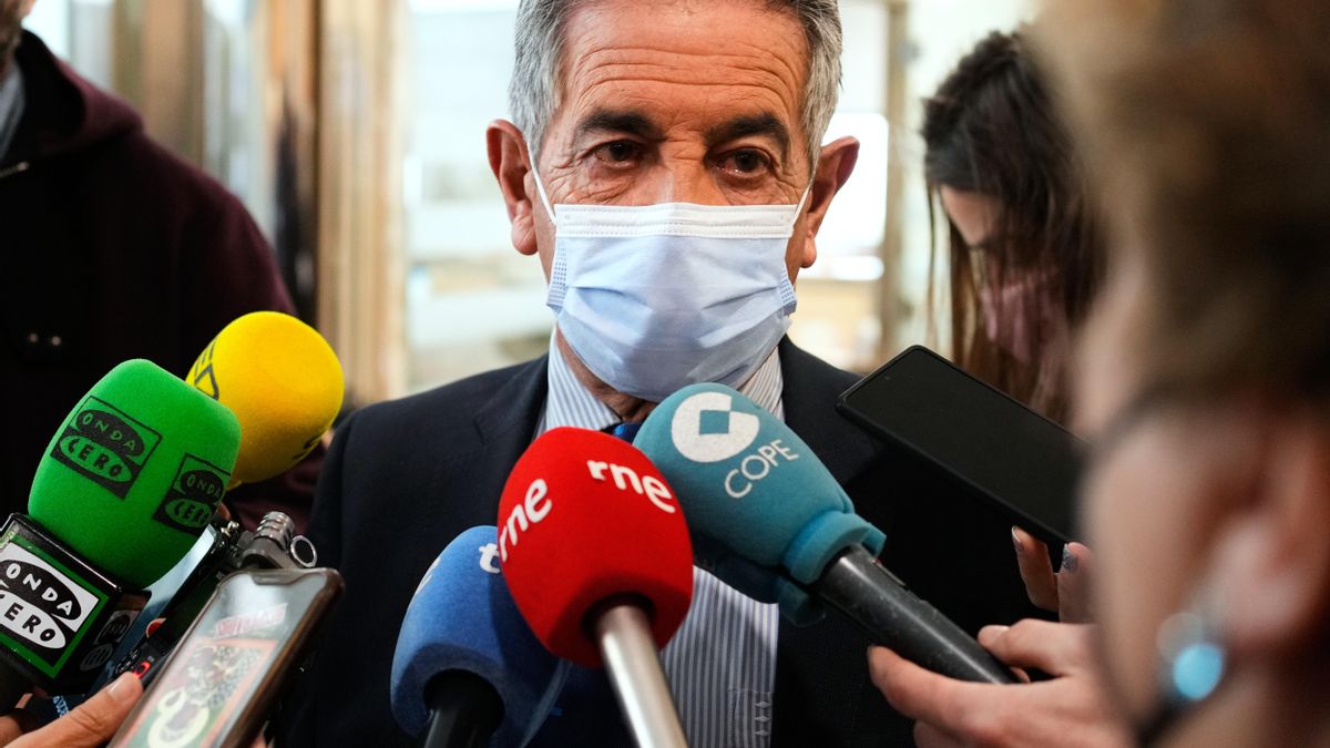 El presidente de Cantabria, Miguel Ángel Revilla, ofrece declaraciones a los medios.
