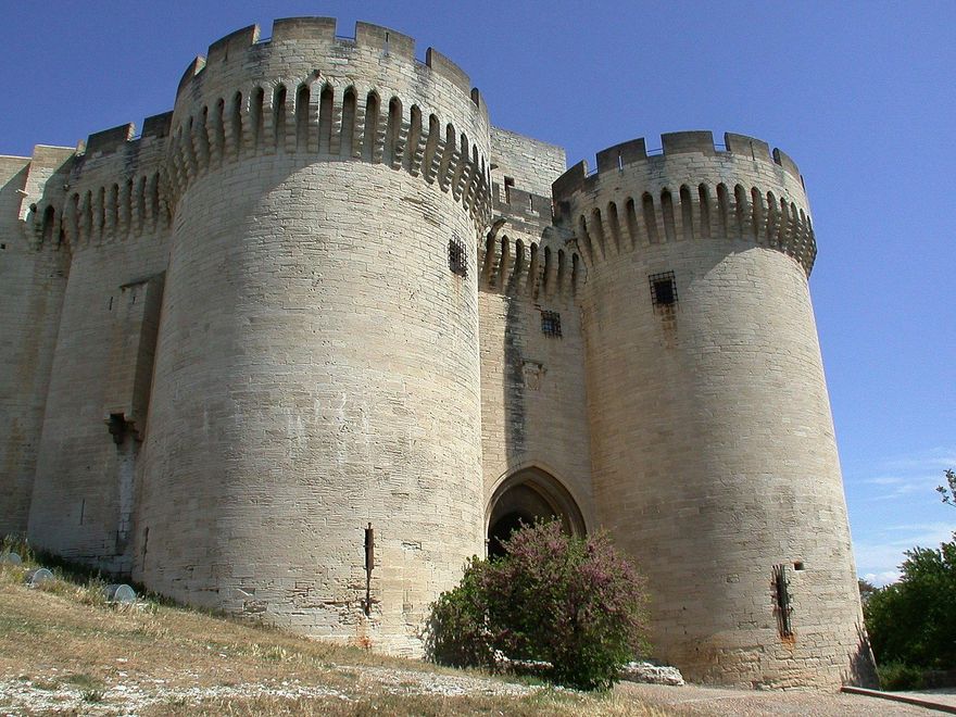 Torres del Fuerte de San Andrés. Esta fortaleza fue un acto de reafirmación de Francia frente al papado de Avignon.