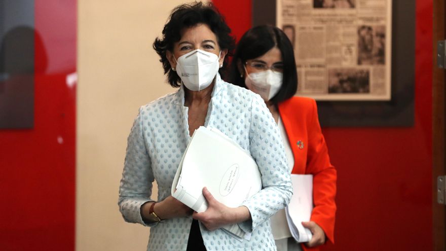 La ministra de Sanidad, Carolina Darías (d), y la ministra de Educación, Isabel Celaá, antes de la rueda de prensa que ofrecen tras la reunión conjunta de la Conferencia Sectorial de Educación e Interterritorial de Sanidad, hoy miércoles en el Palacio de la Moncloa. EFE/Kiko Huesca